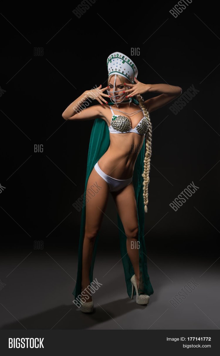 Девушка в кокошнике секси