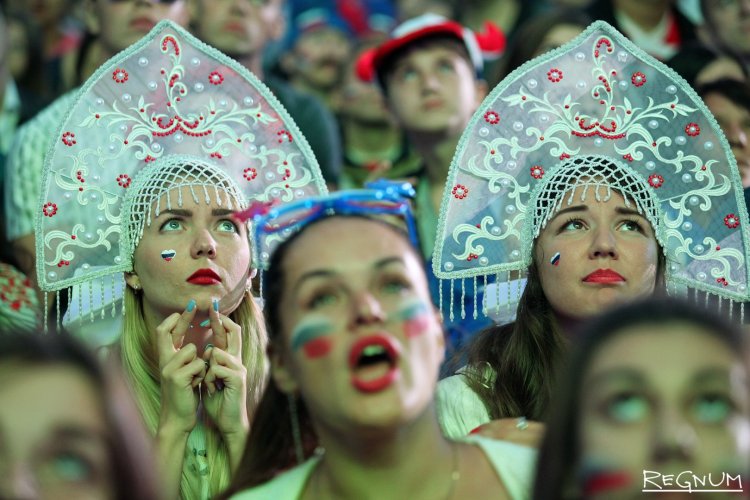 Голая девица в кокошнике