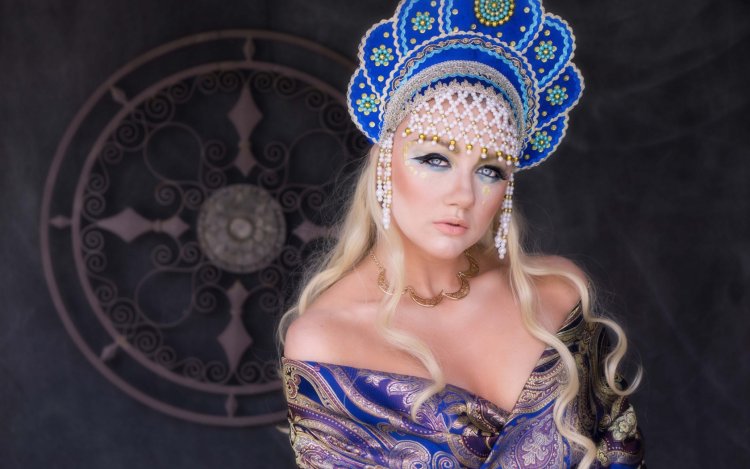 Женщина в сарафане и кокошнике