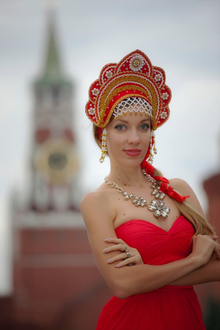 Девушка в кокошнике