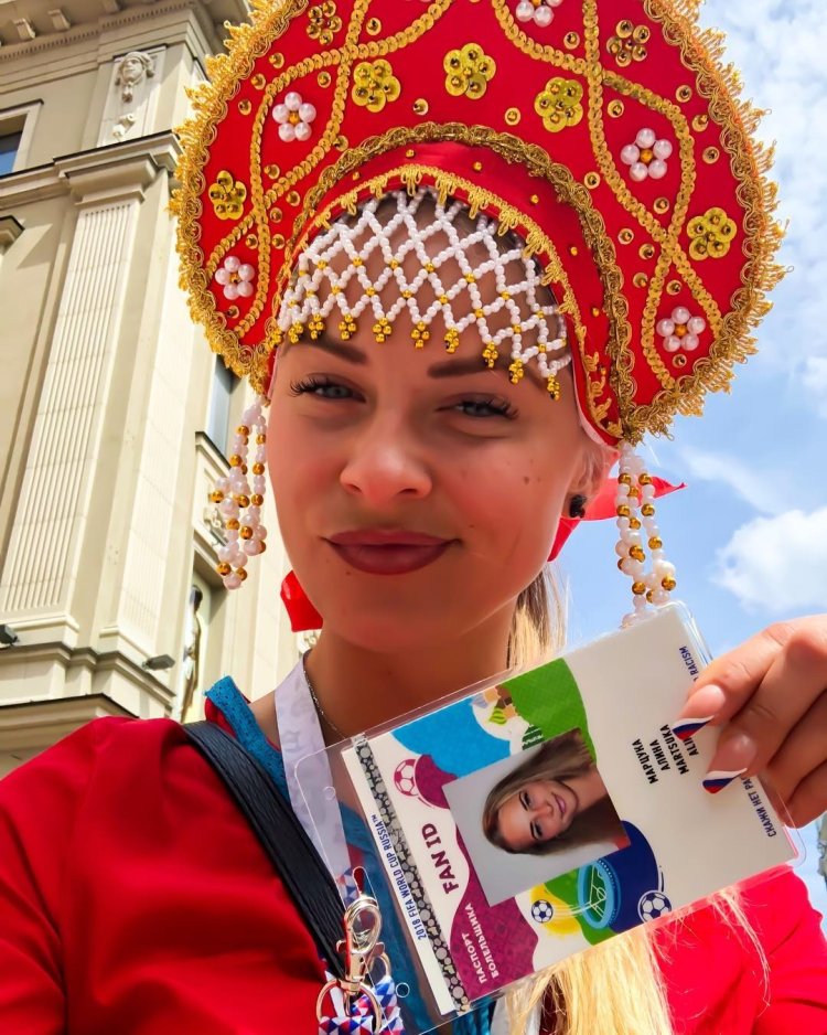 Женщина в русском костюме