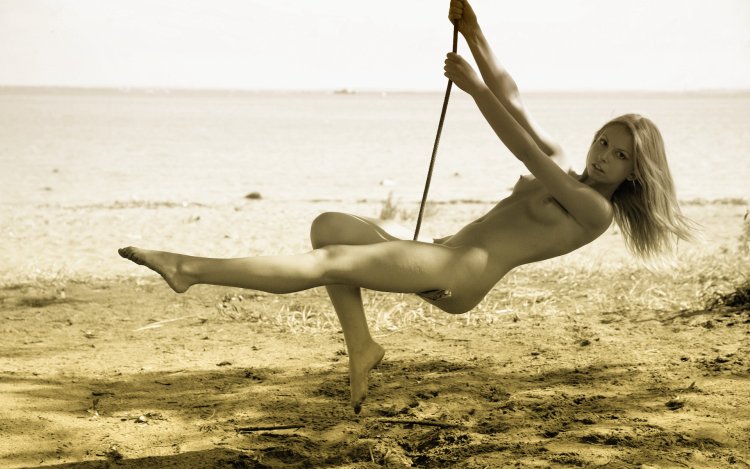 Голая присела на природе