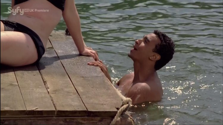 Эмилия Кларк в чулках