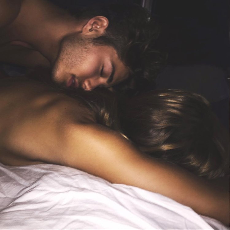 Мужчина и женщина в постели