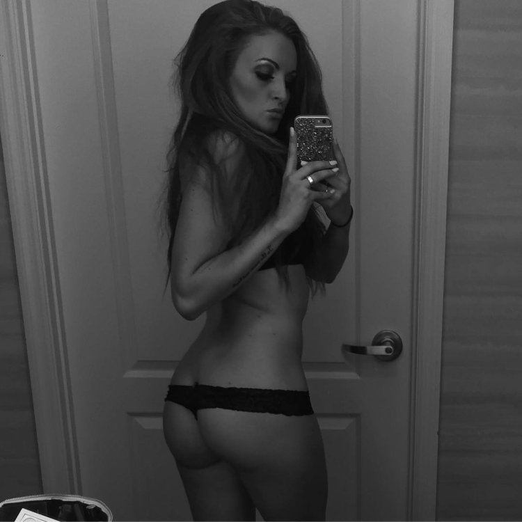 Мужчина и женщтна в постел.