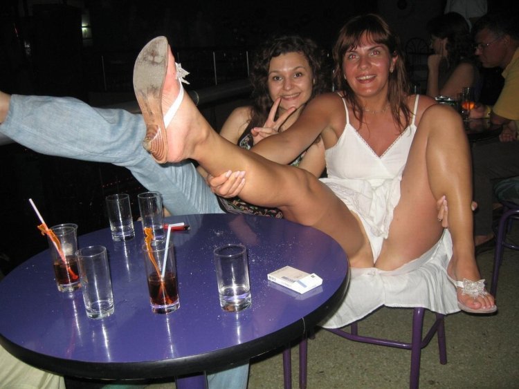 Сидячий групповой upskirt