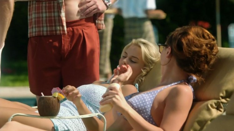 Кадры из фильма в бассейне Марго Робби