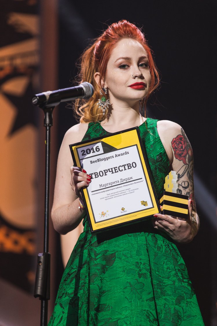 Марго Робби волк с Уолл стрит в машине