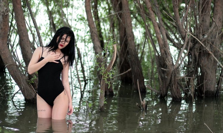 Тонущая женщина в замке