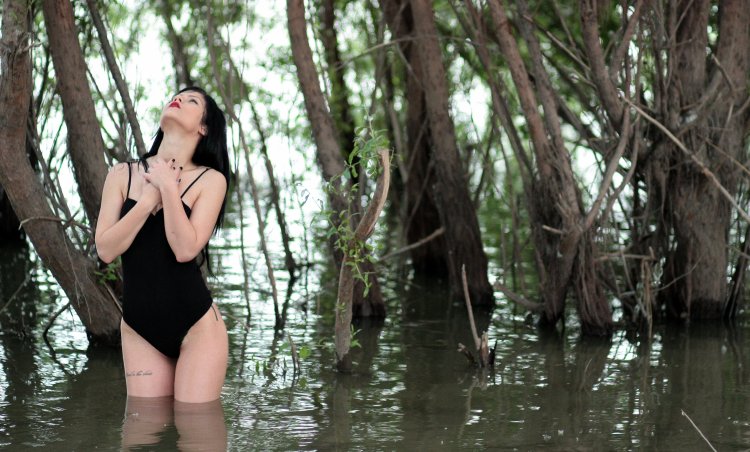 Девушка под водой тонет