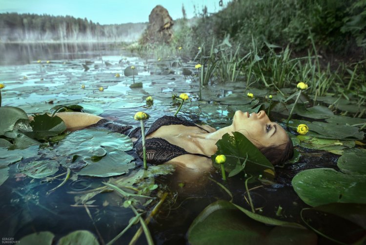 Девушка в болоте увязла