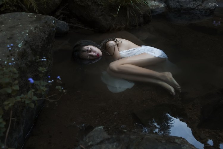 Девушка плавает в Балате