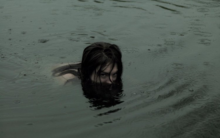 Девушка в воде