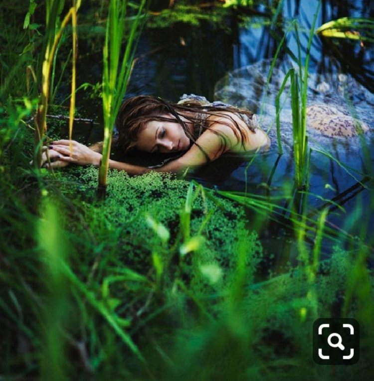 Девушка у пруда
