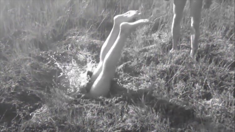 Девушка лежит в воде