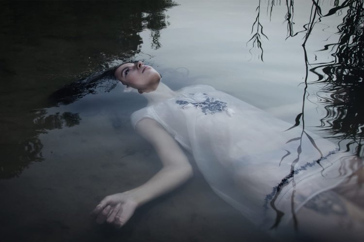 Девушка утопает в воде