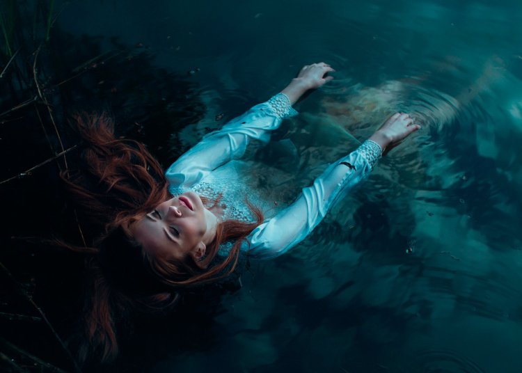 Связанные девушки в грязи