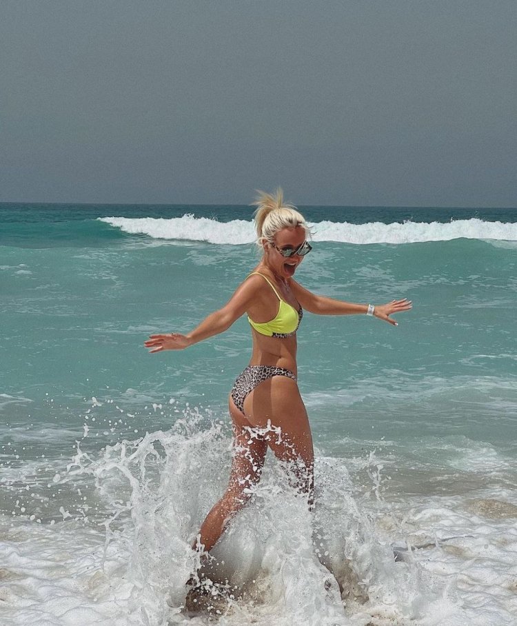 Клава кока в купальнике