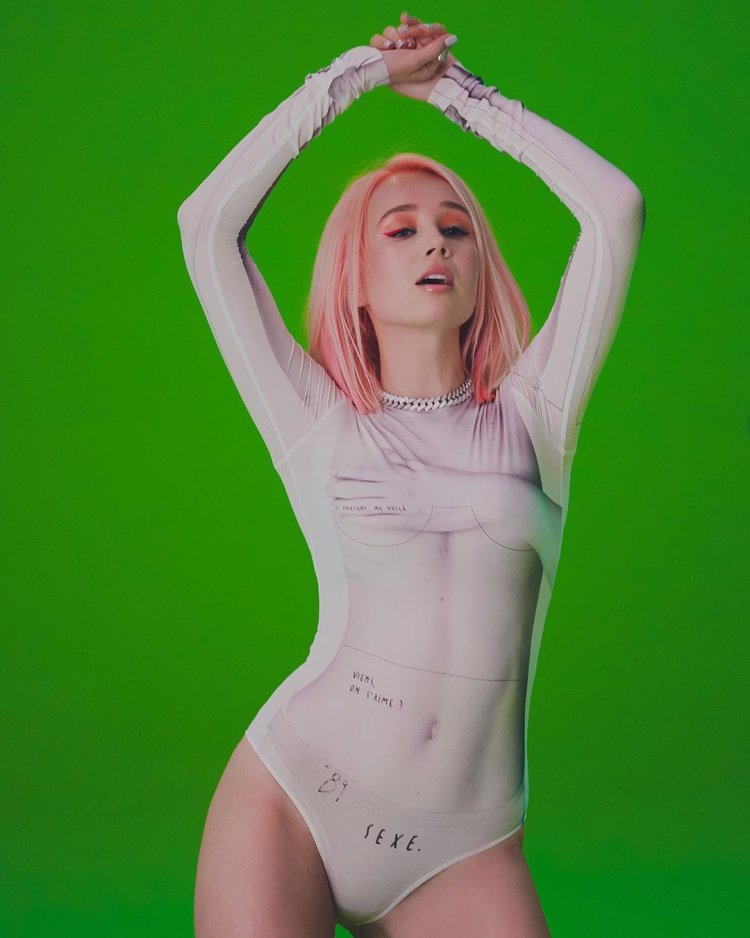 Клава Кока поцелуй