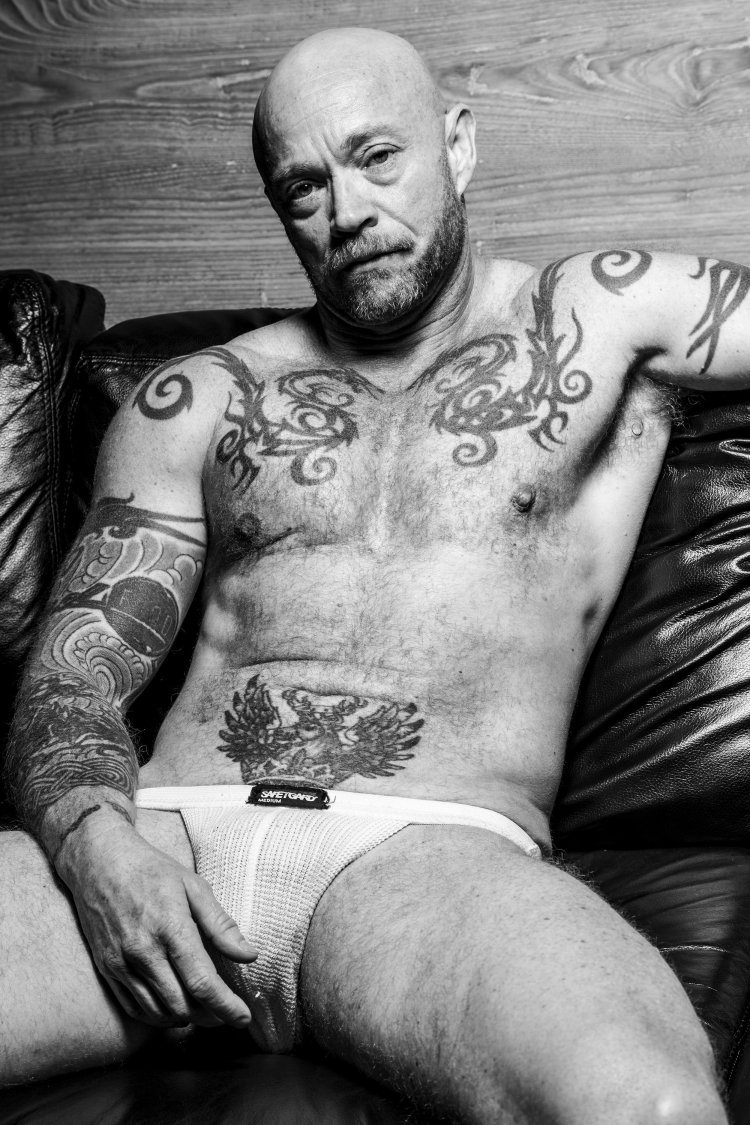 Татуированный порноактер