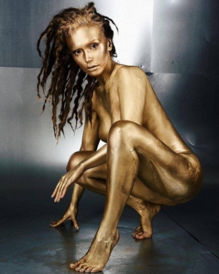 Девушка в золотой краске