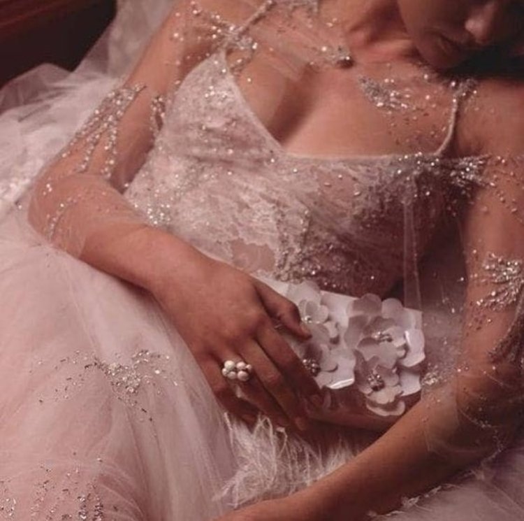 Невесты в свадебных платьях ню