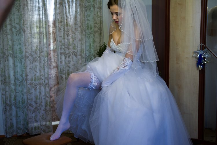 Невесты в свадебных платьях ню