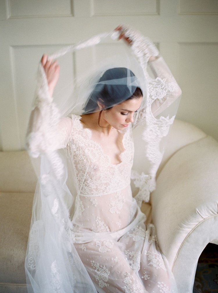 Девушка в свадебном платье