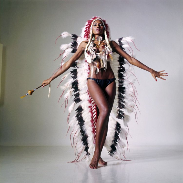 Певица с перьями на голове