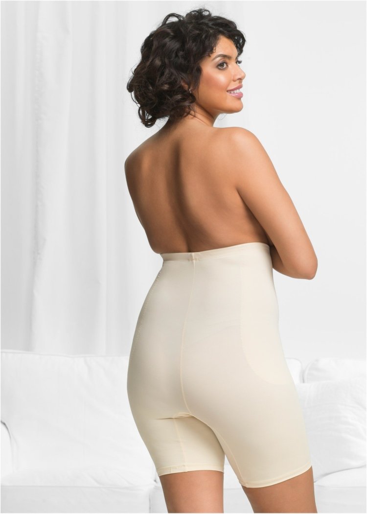 Женщины в панталонах и чулках