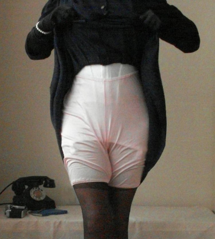 Девушки в панталончиках