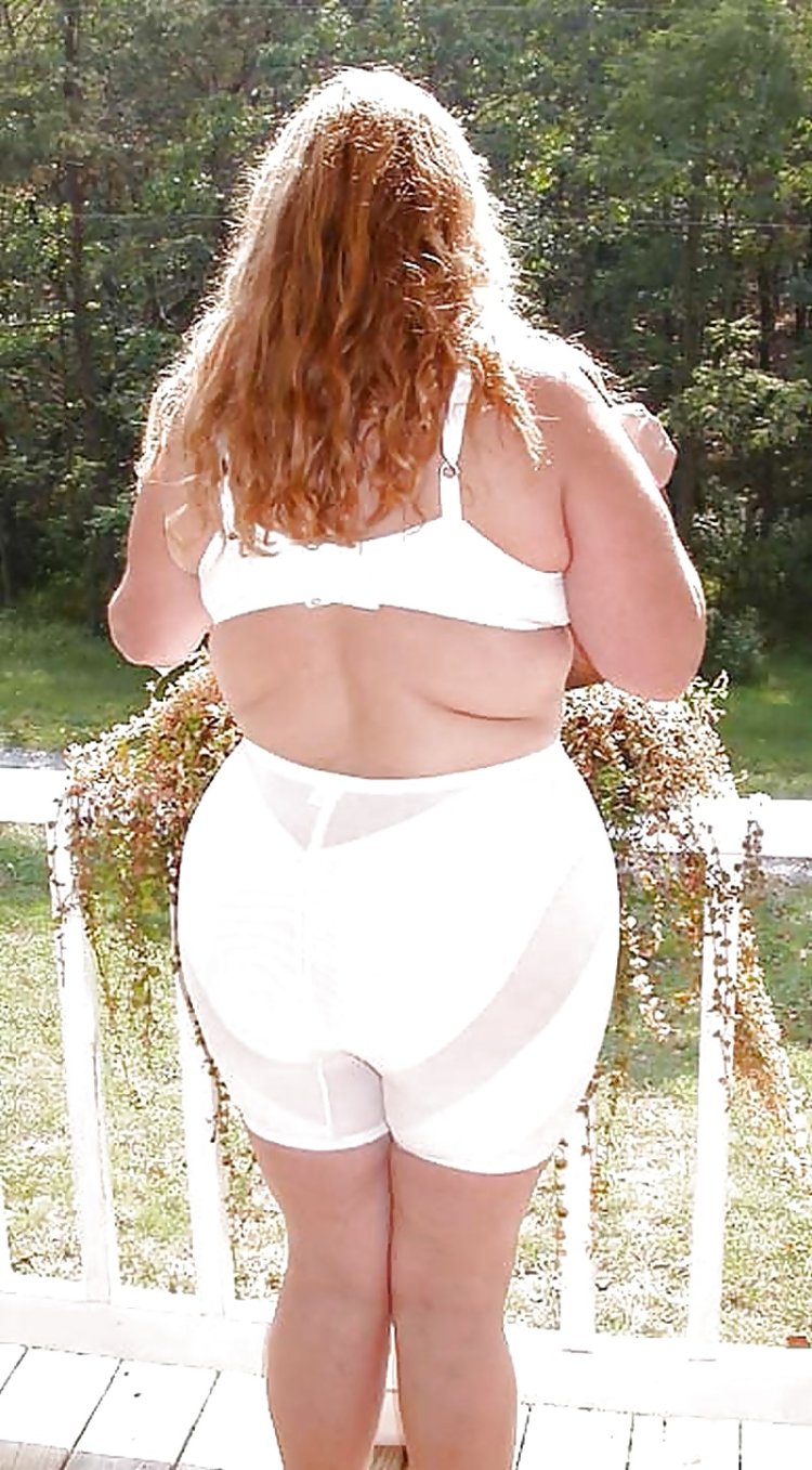 Пышные женщины в панталонах