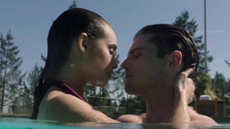 София Карсон в коротком платье