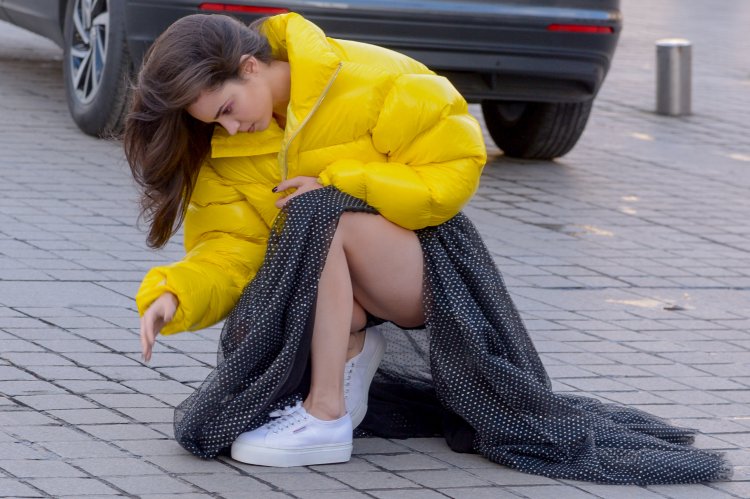 Sofia Carson пальто