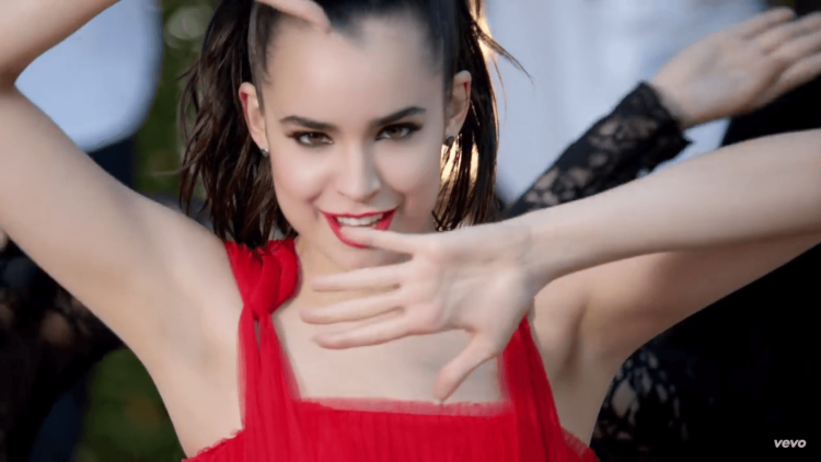 София Карсон ноги