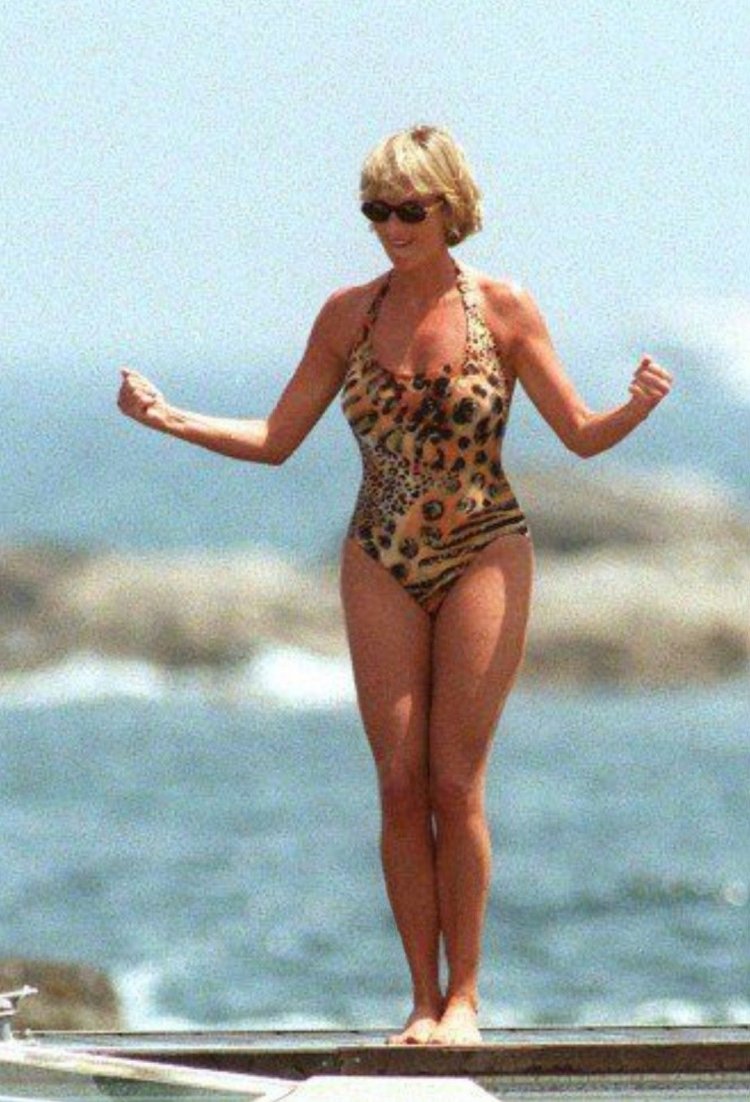 Принцесса титана в купальнике