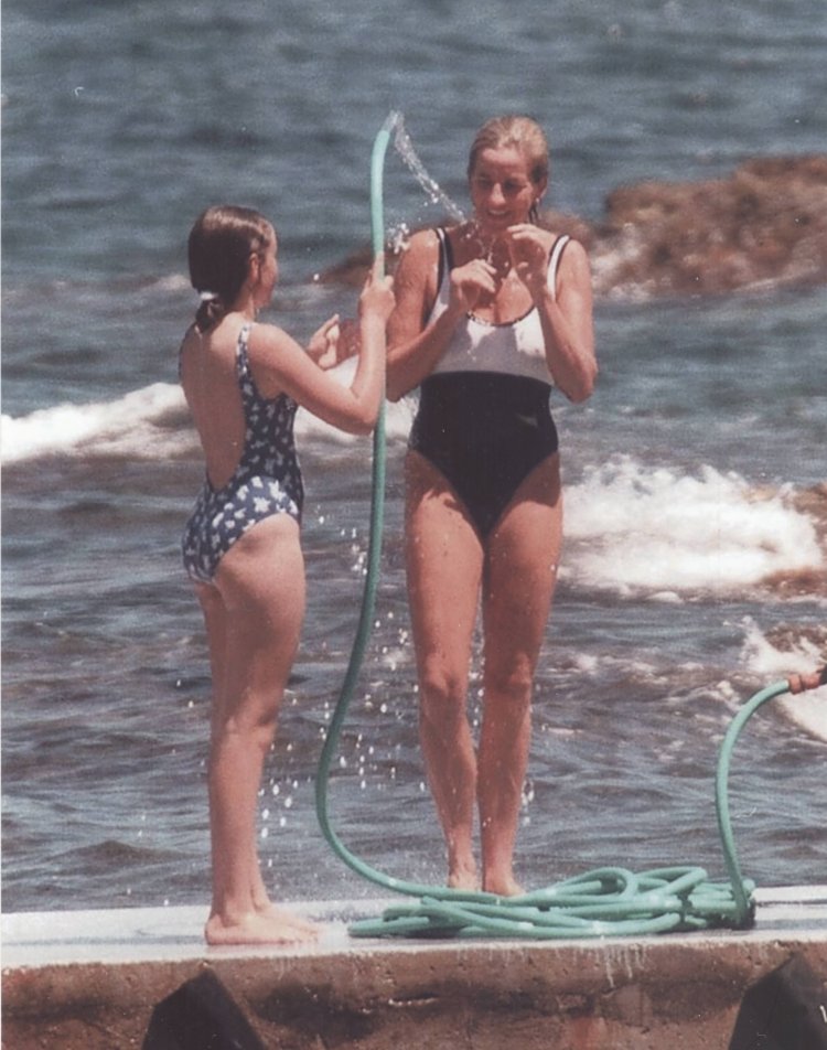 Принцесса Диана в голубом купальнике