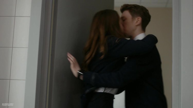 Парни фоткаются с порнозвездой