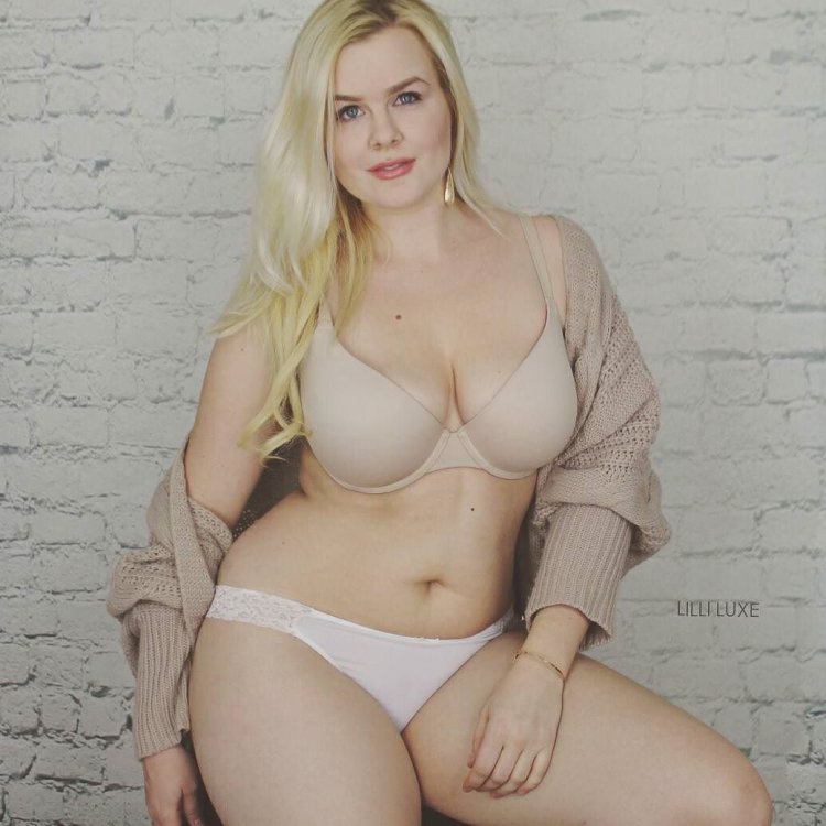 Lilli Luxe Plus-Size модель