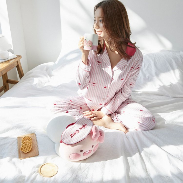 Девушка в белье на кровати