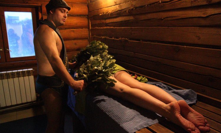 Красивые мужчины в сауне