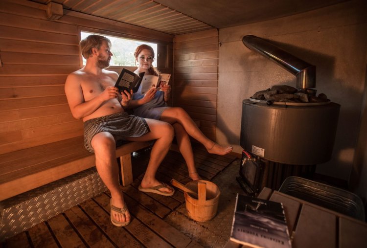 Мужчина в сауне