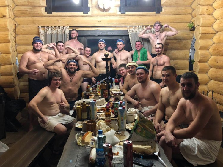 Парень иидевушка в бане