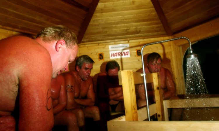 Мужчина и женщина в сауне