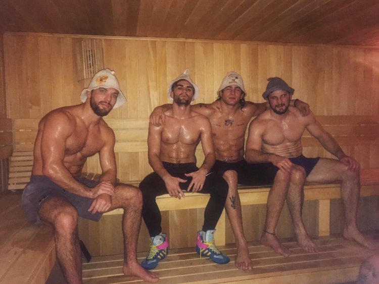 Бьют веником в бане