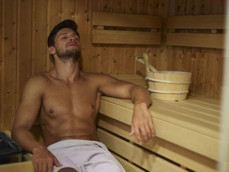 Девушки попали в мужскую баню