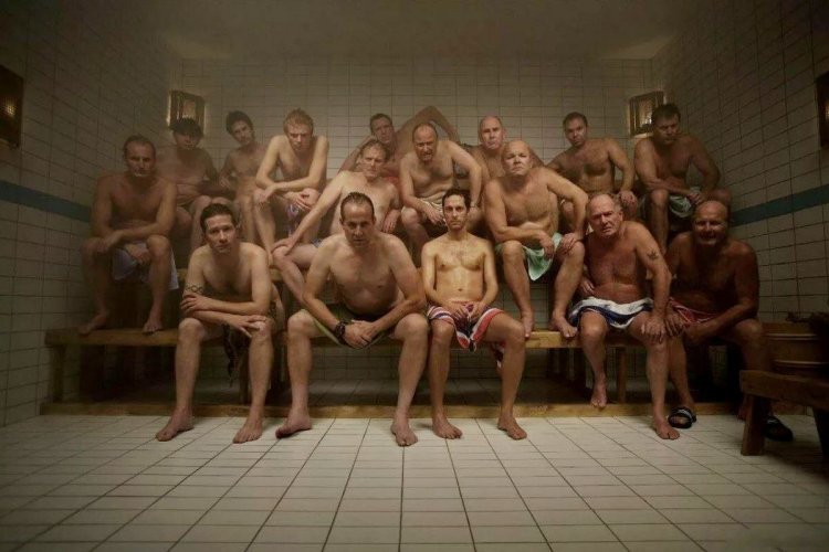 Голые мужчины в бане