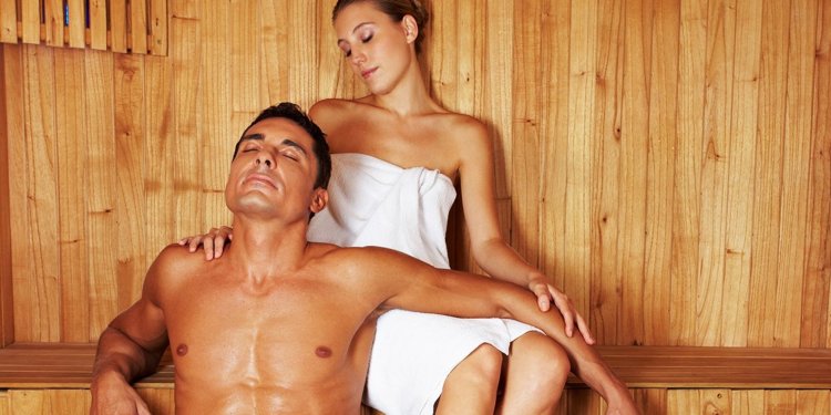 Красивые мужчины в сауне