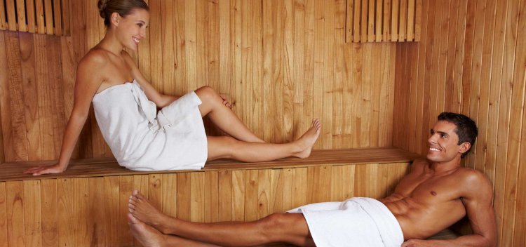 Мужчина и женщина в сауне