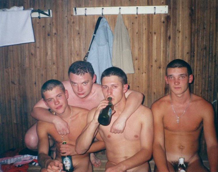 Мужики в деревенской бане